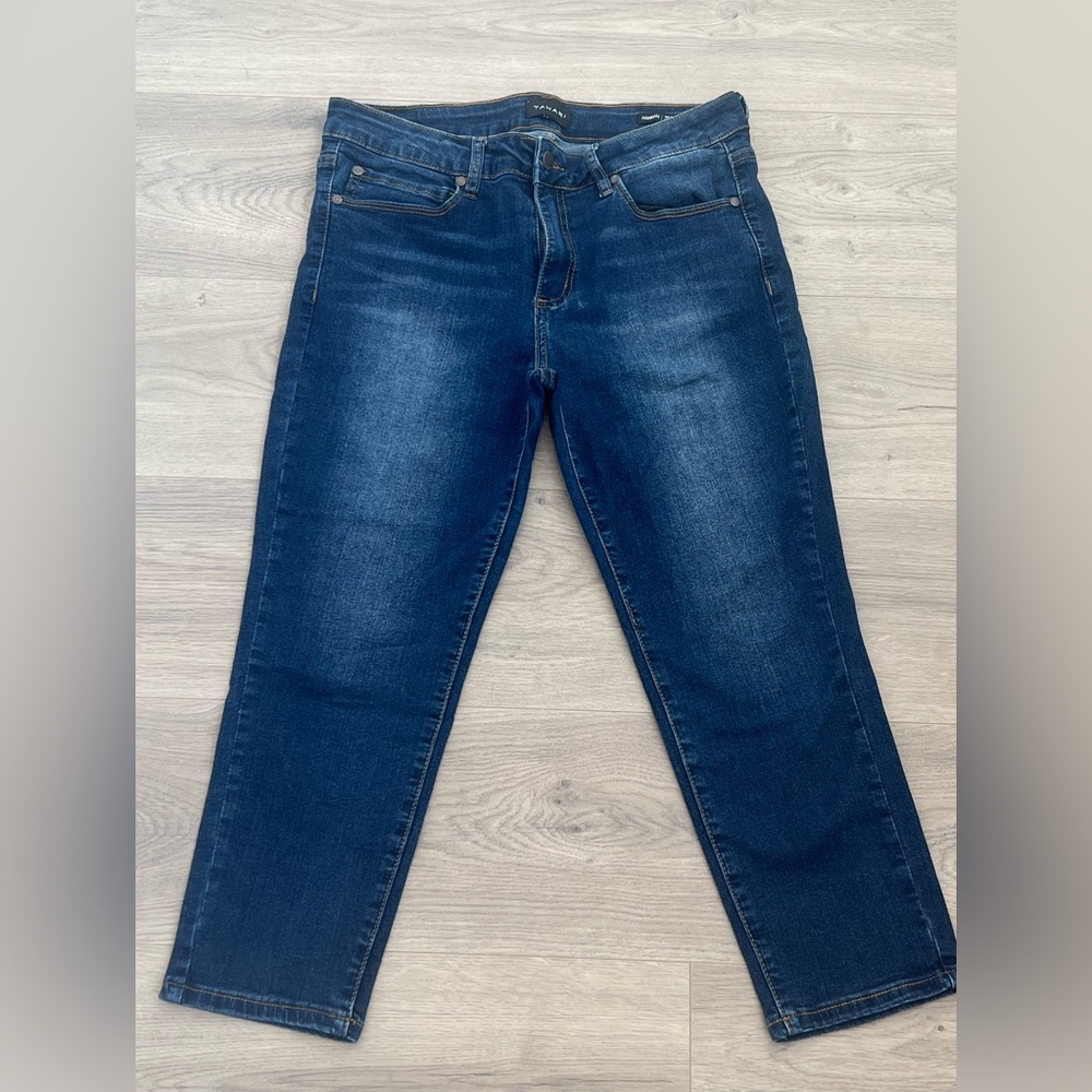 Tahari mid-ride Hannah capri.